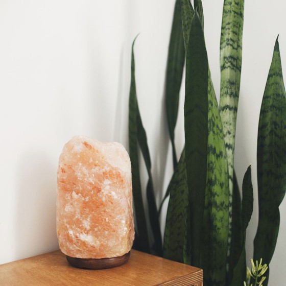 Lampe cristal de sel 7-9 kg avec socle en bois