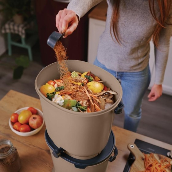 Lot de 2 composteurs Bokashi Essential + base – 15,3 L – Cappuccino – Activateur
