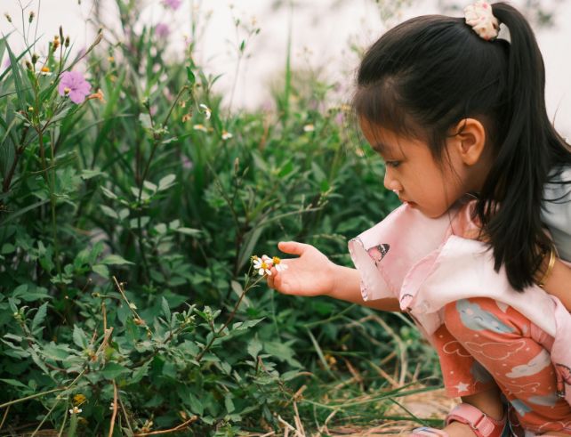 Enfant observant fleurs