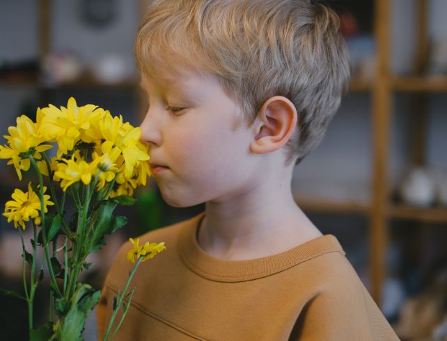 enfant avec fleurs 